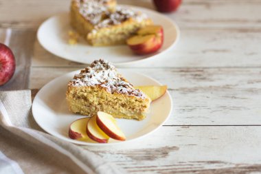 Ev yapımı rendelenmiş elmalı turta. Yemeye hazır tatlı.