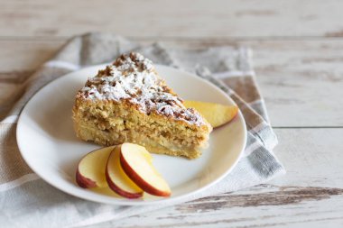 Ev yapımı rendelenmiş elmalı turta. Yemeye hazır tatlı.