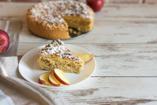 Домашний тертый яблочный пирог. Десерт готов к еде . — стоковое фото