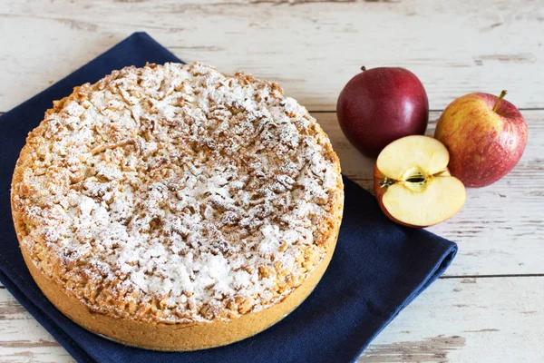 Домашний тертый яблочный пирог. Десерт готов к еде . — стоковое фото
