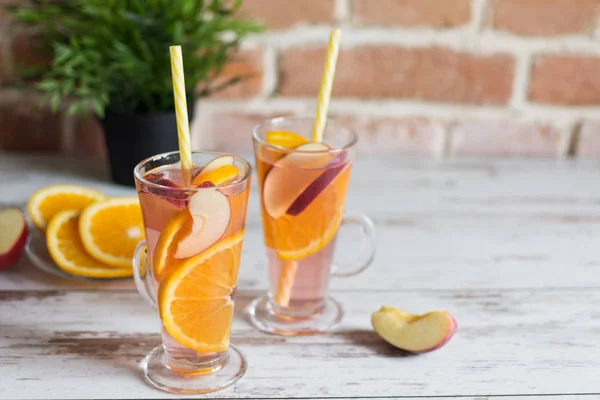 Refrescante espanhol fruta sangria (soco) no fundo de madeira . — Fotografia de Stock