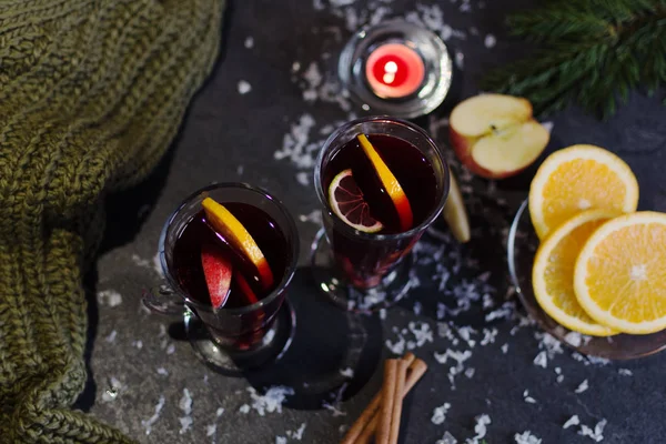 Farklı süslemeleri ile Noel arka plan üzerinde portakal, elma ve baharat dilim ile Mulled şarap. — Stok fotoğraf