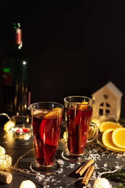 Vin chaud avec tranche d'orange, pommes et épices sur fond de Noël avec différentes décorations . — Photo