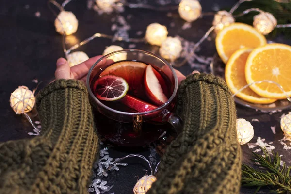 Elinde sıcak Noel mulled şarap bir cam fincan tutan kadın, closeup. — Stok fotoğraf