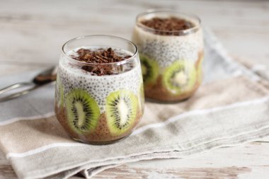 Kivi ile çikolata ve vanilya chia tohumlu puding.