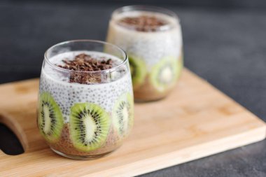 Kivi ile çikolata ve vanilya chia tohumlu puding.