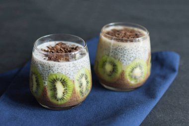 Kivi ile çikolata ve vanilya chia tohumlu puding.