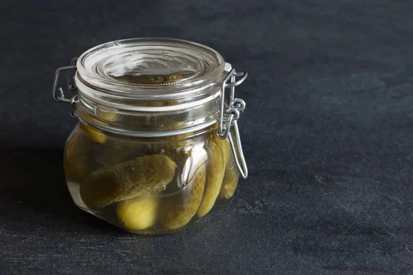 Pickles dans un bocal en verre. Concombres conservés . — Photo