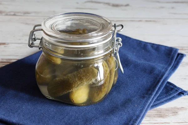 Pickles dans un bocal en verre. Concombres conservés . — Photo