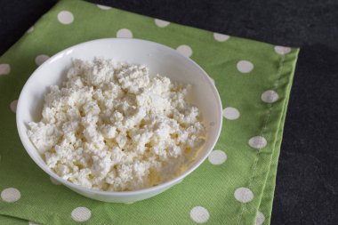 Taze organik süzme peynir üst görünümü.