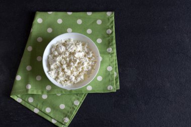 Taze organik süzme peynir üst görünümü.