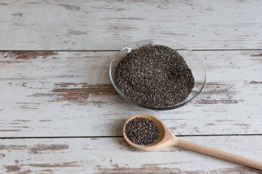 tahta kaşık üzerinde Besleyici chia tohumu.