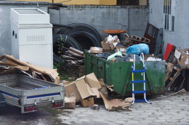 Dumpsters çöple dolu olmak.
