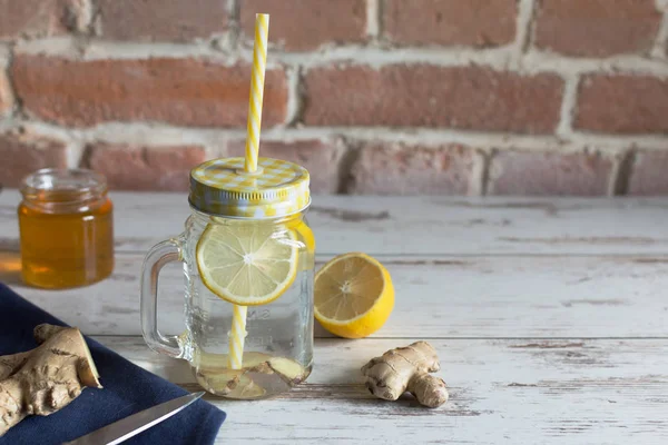 Jengibre con agua de desintoxicación de limón sobre fondo de madera . — Foto de Stock