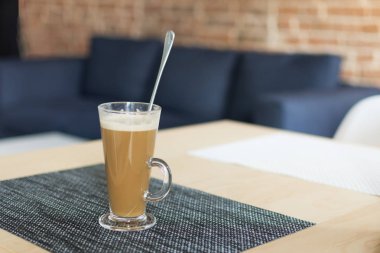 Kahveli uzun cam kapuçino..