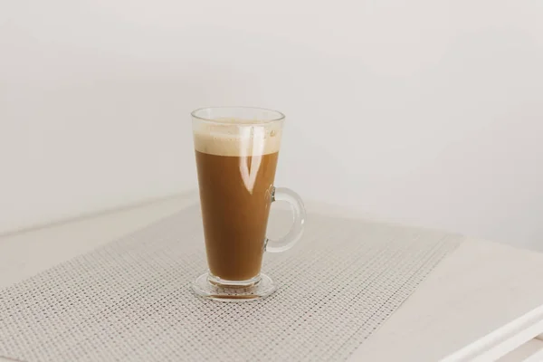 Copo de vidro longo de cappuccino no café latte . — Fotografia de Stock