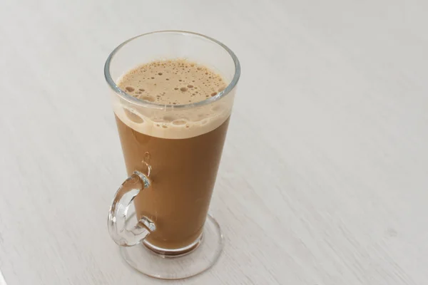 Longue tasse en verre de cappuccino sur café latte . — Photo