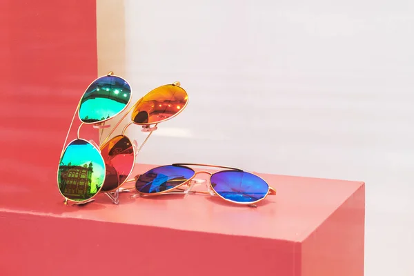 Elegantes gafas de sol de colores en una tienda . —  Fotos de Stock
