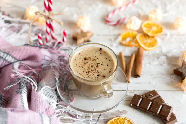 Гаряча чашка капучино або гарячого молочного шоколаду з сушеними апельсиновими фруктами та корицею . — стокове фото
