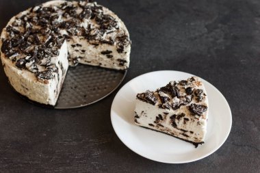 Çikolatalı kurabiye ve kremalı bisküvi ile fırınlanmamış kremalı peynirli kek..