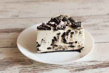 Çikolatalı kurabiye ve kremalı bisküvi ile fırınlanmamış kremalı peynirli kek..