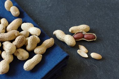 Siyah arka planda kurumuş fıstık yığını. Sağlıklı beslenme ve beslenme kavramı.