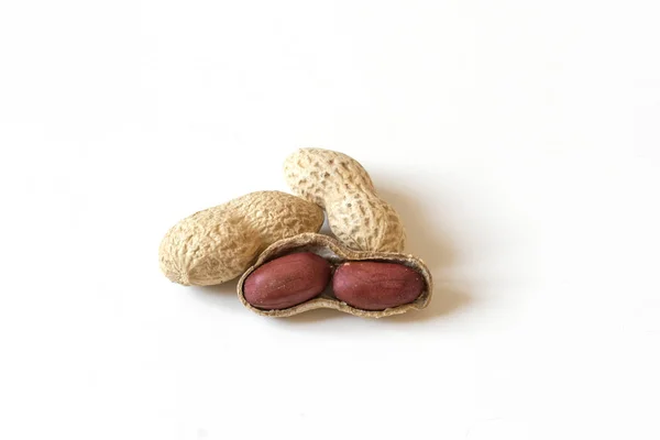 Pilha de amendoim seca isolada sobre fundo branco. Conceito de alimentação e dieta saudável . — Fotografia de Stock