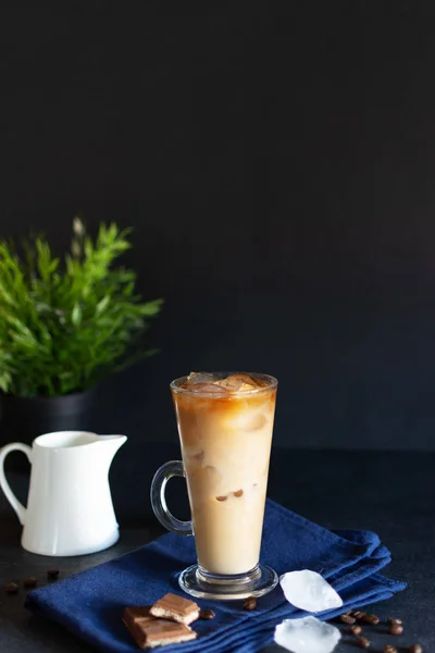 Café gelado em um copo alto com creme derramado sobre . — Fotografia de Stock