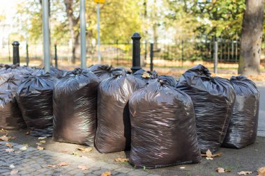 Dışarıda bir sürü siyah plastik çöp torbası var..