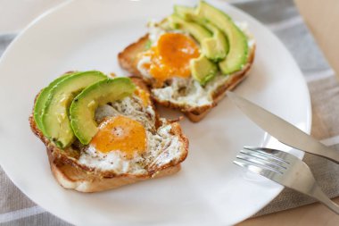 Avokado ve sahanda yumurtalı tost. Sağlıklı kahvaltı..
