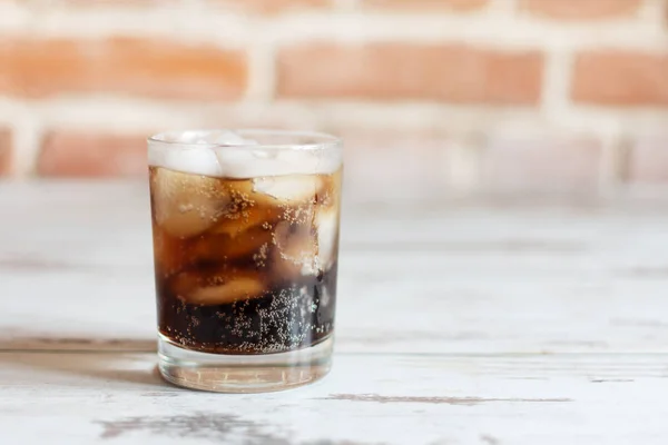 Refrescos fríos de cola con cubitos de hielo en vidrio . — Foto de Stock