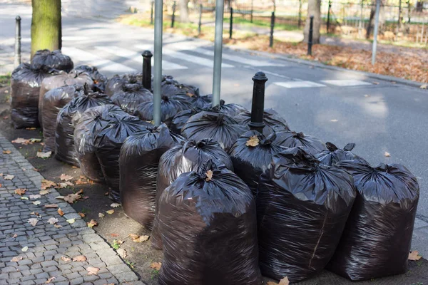 Sok fekete műanyag szemeteszsák odakint.. — Stock Fotó