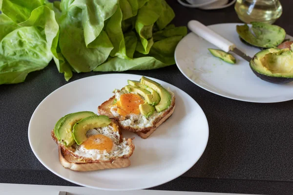 Rostat bröd med avokado och stekt ägg. Sund frukost. — Stockfoto