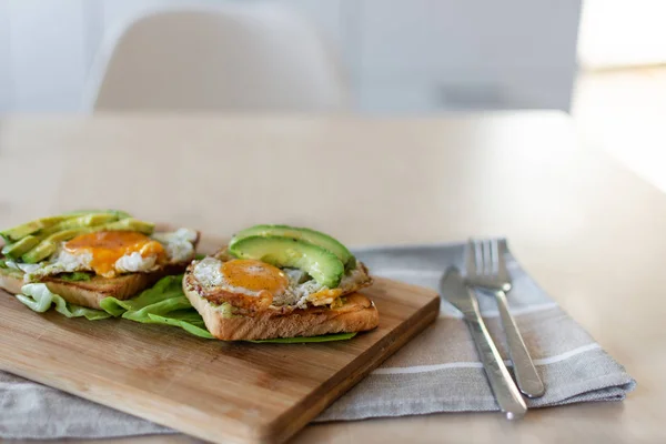 Тост з авокадо та смаженим яйцем. Здоровий сніданок . — стокове фото