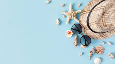 Pastel mavi arka plan manzaralı plaj aksesuarları. Yaz tatili geçmişi. Boşluğu kopyala.