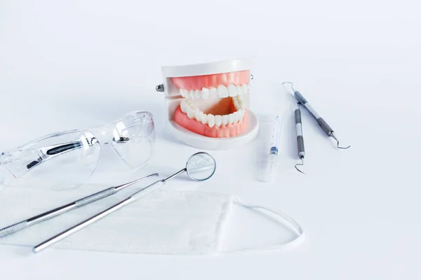 Herramientas Odontología Para Cuidado Dental Dientes Tratamiento Sobre Fondo Blanco —  Fotos de Stock