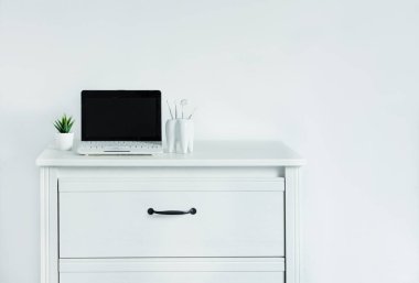 Laptop ve diş modelli dişçi masası. Dişçi masasında boş ekranı olan bilgisayar, tasarım şablonu.