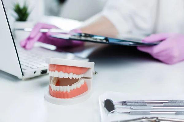 Dentista Posesión Tarjeta Examen Médico Del Paciente Uso Computadora Clínica —  Fotos de Stock