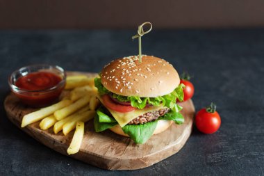 Fast food burger menüsü, patates kızartması ve ketçap sosu..
