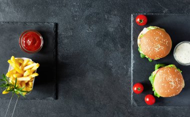 Fast food burger menüsü, patates kızartması ve ketçap sosu. Boşluğu kopyala.