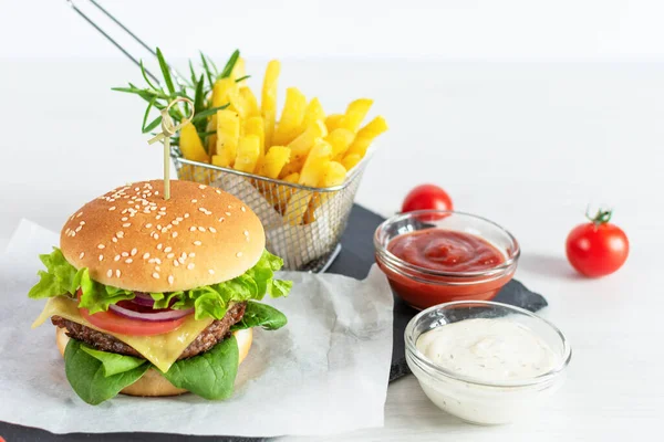 Snabbmat Hamburgare Meny Pommes Frites Och Sås Skiffer Ombord Vit — Stockfoto