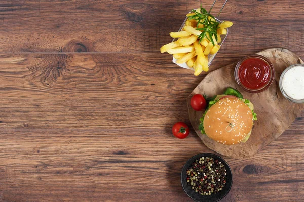 Fast Food Burger Μενού Τηγανητές Πατάτες Και Σάλτσα Κέτσαπ Ξύλινο — Φωτογραφία Αρχείου