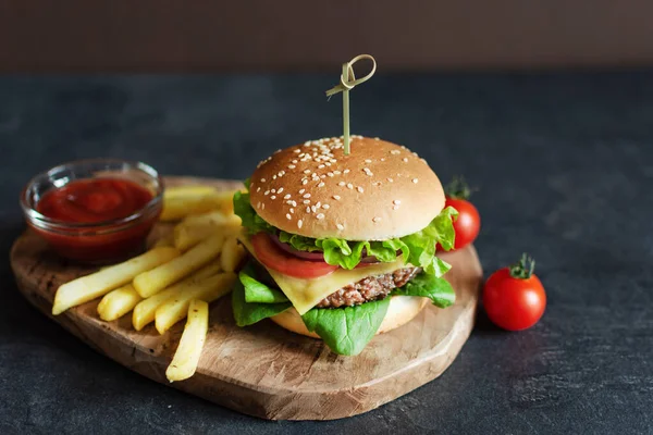 Fast Food Burger Menu Τηγανητές Πατάτες Και Σάλτσα Κέτσαπ Σκούρο — Φωτογραφία Αρχείου