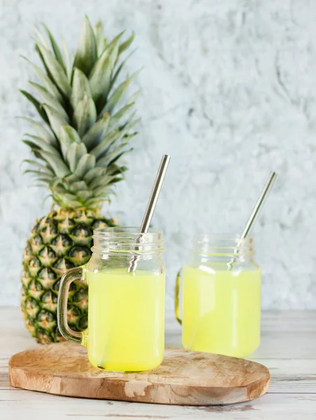 Jugo Piña Frascos Vidrio Albañil Con Paja Metálica Fruta Piña — Foto de Stock