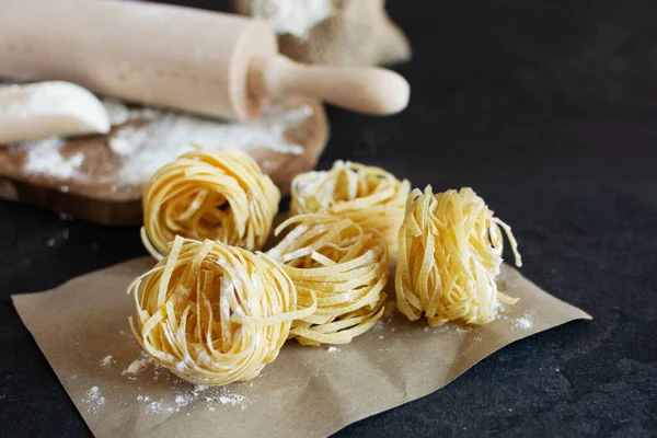 Rohe Hausgemachte Fettucine Pasta Auf Schwarzem Hintergrund Italienische Küche — Stockfoto