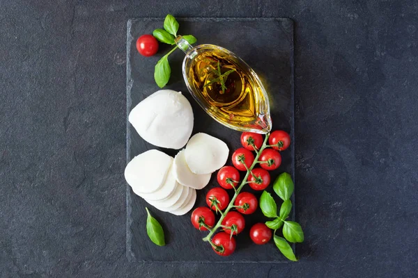 Składniki Sałatka Włoska Caprese Mozzarela Bazylia Pomidory Oliwa Oliwek Widok — Zdjęcie stockowe