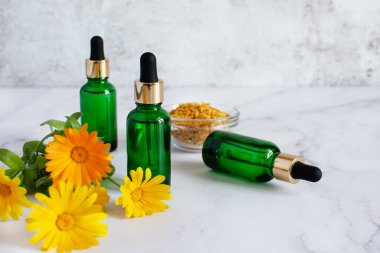 Takvim çiçekli bitkisel kozmetik. Doğal organik nemlendirici temizleyici ürün. Ev yapımı bitkisel doğal yağ.