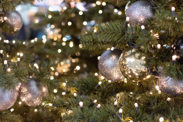 Zdobené Vánoční Stromeček Detailní Záběr Zlaté Černé Stříbrné Vánoční Ozdoby — Stock fotografie