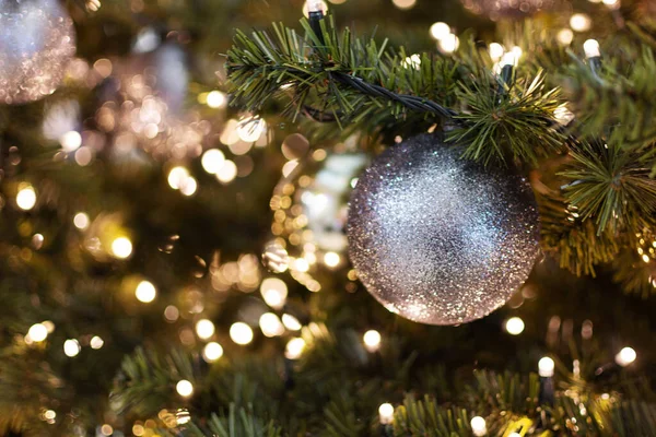 クリスマスツリーの閉鎖を飾る 銀のクリスマスの装飾ボールとライトとガーランド 冬休みクリスマスツリーの装飾 クリスマスグリーティングカード — ストック写真
