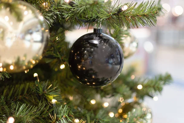 Primer Plano Del Árbol Navidad Decorado Oro Negro Plata Bolas — Foto de Stock